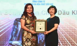 Bà Lê Thị Thu Hương, Phó TGĐ, đại diện PVFCCo nhận danh hiệu BCTN tốt nhất