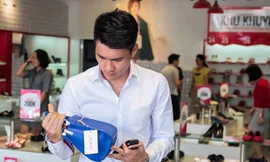 Công Vinh, Gil Lê háo hức mua quà 8/3 cho 'người ấy'