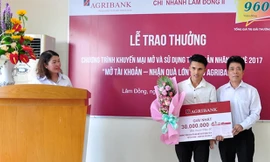Ông Nguyễn Ngọc Sanh – Giám đốc Agribank Lâm Đồng II trao thưởng cho khách hàng