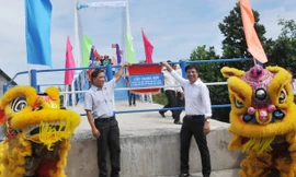 Đại diện Tập đoàn Merap, CLB Bóng đá HAGL và lãnh đạo địa phương cắt băng khánh thành cầu Giang Sơn. Ảnh Minh Đức