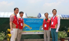 Các đại diện của Lotte Shopping Plaza, ĐH Seoul và Quỹ môi trường KFG chụp ảnh lưu niệm tại công trình