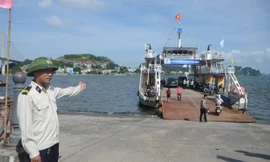 Nhân viên bến phà chào đón nồng nhiệt khách xuống phà.