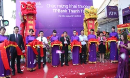 Các đại diện cùng cắt băng khai trương TPBank Thanh Trì