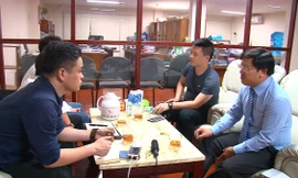 Phóng viên Trần Bích - Tạp chí Chỉ Nam Thủy sản (thứ 2 bên phải) đã có cuộc gặp gỡ với Ông Trương Vĩnh Thành- Phó TGĐ Tập đoàn Sao Mai