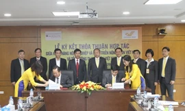 Phó Tổng Giám đốc Agribank Tô Đình Tơn và Phó Tổng Giám đốc VNPost Nguyễn Minh Đức ký kết Thỏa thuận hợp tác