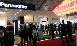 Hàng trăm lượt người lui tới thăm quan, tìm hiểu