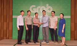 Đại diện Sở GTVT Quảng Ninh và ông ông Jerry Lim, Giám đốc Grab Việt Nam tại lễ ra mắt dịch vụ GrabCar và GrabTaxi tại tỉnh Quảng Ninh