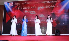 Các thành viên Việt Hưng Phát cháy hết mình với những tiết mục văn nghệ đặc sắc.