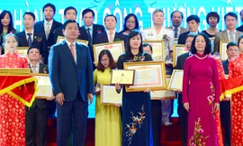 Bà Lê Như Hoa đón nhận Bằng khen của Thủ tướng Chính phủ và Giải thưởng “Doanh nghiệp vì Người lao động” năm 2016