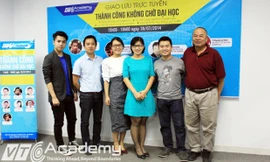 Các khách mời tham dự chương trình GLTT “Thành công không chờ Đại học”