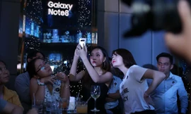 Khách hàng trải nghiệm Samsung Galaxy Note 8 tại TGDĐ