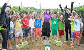 Hamlet Trương cùng ca sĩ Tăng Phúc “chơi hết mình” cùng các cầu thủ nhí