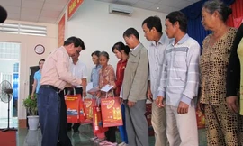 Sao Mai Group tặng 5.000 phần quà cho người nghèo