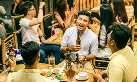 Rồi thằng Bé cứ liên tục từ nhạc Vàng đến cải lương, hát liên khúc đến khản giọng thì thôi. Dĩ nhiên không thể thiếu mấy câu vọng cổ.