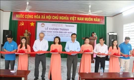 Ông Trần Minh Triết - Phó TGĐ Điều hành HEINEKEN Việt Nam, đại diện chính quyền và người dân cắt băng khánh thành công trình nước