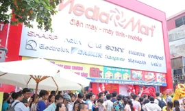 Xếp hàng dài chờ mua hàng điện máy khuyến mại “khủng”
