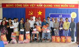 Tập đoàn Sao Mai tổ chức tặng quà cho nạn nhân chất độc màu da cam