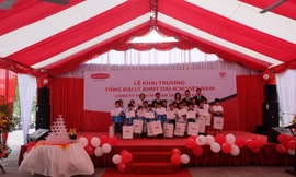 Đại diện Ban lãnh đạo Công ty BHNT Dai-ichi Việt Nam trao học bổng cho các em học sinh hoàn cảnh khó khăn tại TP. Vĩnh Yên, tỉnh Vĩnh Phúc 