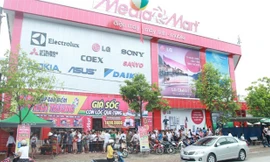 Tại thành phố Thanh Hóa, tuyến đường đi qua siêu thị MediaMart tại 301 Trần Phú nhanh chóng rơi vào cảnh ách tắc kéo dài. Lực lượng bảo vệ, trật tự đô thị phải đứng phân làn cho khách xếp hàng, các điểm gửi xe gần đó đều tắc nghẽn. 