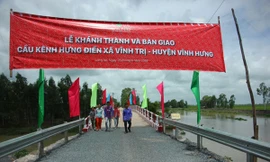 Cây cầu mới mang lại nhiều niềm vui mới cho người dân xã Vĩnh Trị, huyện Vĩnh Hưng, tỉnh Long An