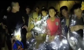 Sompong Jaiwong (áo đỏ) được tìm thấy còn sống sót trong hang Tham Luang Nang Non. Ảnh: AP.