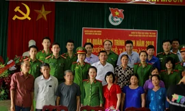 Đoàn tình nguyện chụp ảnh lưu niệm cùng đại diện các hộ gia đình nhận các sinh viên trong lễ ra quân