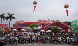 Mặc dù chương trình khuyến mãi được thông báo kéo dài tới ngày 13/6, nhưng trong ngày đầu tiên, “biển người’ ùn ùn kéo vào siêu thị . Tất cả đều có chung mong muốn là những người đầu tiên đặt chân vào tham quan và mua sắm tại siêu thị điện máy hiện đại bậ