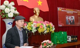 Bảo tín Minh Châu trao quà tết cho gia đình khó khăn 