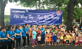 Đại diện Eximbank cùng các CBNV Eximbank tặng quà và tổ chức các hoạt động vui chơi với các em tại đây.