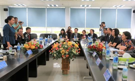 Vinamilk chia sẻ khó khăn với trẻ em vùng lũ 