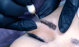 Phun xăm điêu khắc thẩm mỹ là phương pháp sử dụng mũi kim để đưa mực đâm xuyên trực tiếp vào da. Ảnh: GAB