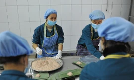 Mục sở thị cách làm giò chả, nem chua của người làng Ước Lễ