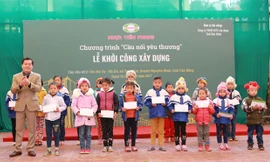 Ông Phạm Hồng Sĩ - Chủ tịch Công đoàn Công ty CP Nhựa Thiếu Niên Tiền Phong trao tặng 20 suất quà, mỗi suất trị giá 500.000 VNĐ cho các em học sinh có hoàn cảnh khó khăn