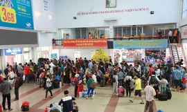 Đông đảo công nhân và người lao động tập trung tại ga Sài Gòn để lên tàu về quê