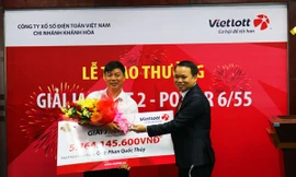 Giám đốc chi nhánh Vietlott Khánh Hòa tặng hoa cho anh Thủy
