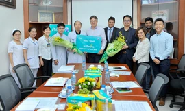 Ban lãnh đạo P&G Việt Nam trao tặng tã cho trẻ sinh non và trẻ sơ sinh tại bệnh viện Từ Dũ