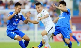 Hà Nội (áo trắng) đứng trước cơ hội bảo vệ thành công chức vô địch V-League. Ảnh: Ngọc Dung