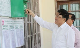 Tổng Giám đốc Dương Quyết Thắng kiểm tra các thông tin tín dụng được NHCSXH tỉnh Ninh Thuận công bố tại trụ sở UBND xã Phước Đại, huyện Bác Ái