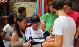 Đoàn Việt Nam có cơ hội giao lưu với các bạn và anh, chị hướng dẫn của 8 nước khác tại hội trại