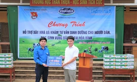 Ông Phạm Tuyên – Giám đốc Kinh doanh miền Bắc Công ty Cổ phần Sữa Việt Nam trao bảng tượng trưng hỗ trợ xây dựng 10 căn nhà cho đại diện Tỉnh đoàn Hòa Bình.