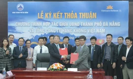 Ông Nguyễn Ngọc Tuấn - Phó chủ tịch UBND TP Đà Nẵng (trái) và Ông Trịnh Ngọc Thành - Phó Tổng giám đốc Vietnam Airlines (phải) trao biên bản thỏa thuận hợp tác