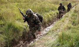 Lính Anh luyện tập hành quân trong chương trình huấn luyện đặc nhiệm SAS. Ảnh: Telegraph.