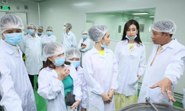 Khách mời tham quan nhà máy sản xuất mỹ phẩm Đăng Dương