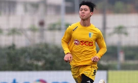 Duy Mạnh tự giác sang sân phụ để chạy thể lực nhằm giải phóng sức ì sau khi bị thay ra ở hiệp một trận Hà Nội FC vs Nam Định. Ảnh: Tùng Lê.