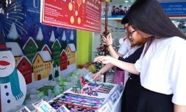 Gian hàng không người bán được đặt tại sảnh trường 