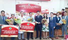 Lễ trao máy trợ thở và máy tiêm tự động cho bệnh viên Nhi Đồng II