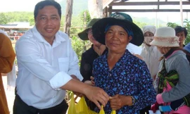 BS Khởi trao quà cho bà con nghèo tỉnh Ninh Thuận