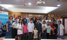  Đoàn bác sĩ Facing the world, dẫn đầu là bác sĩ Niall Kirkpatrick