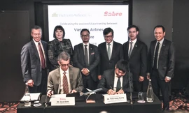 Ông Trịnh Hồng Quang - Phó Tổng giám đốc Vietnam Airlines (phải) và ông Dave Shirk - Chủ tịch Sabre Airline Solutions (trái) ký kết hợp tác dưới sự chứng kiến của ông Trịnh Đức Hải - Tổng Lãnh sự quán Việt Nam tại Sydney (thứ 3 từ trái sang) và đại diện l