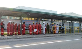 Ngay từ cổng vào, công tác kiểm tra an ninh được kiểm soát chặt chẽ.